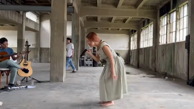 Momen magis nadin amizah latihan di bangunan using. (credit:instagram.com/cakecaine/salmaastia)