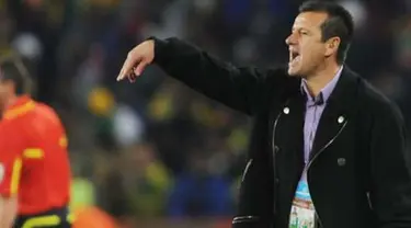 Pelatih Brasil Carlos Dunga memberi instruksi kepada timnya di laga 16 besar PD 2010 melawan Cile Ellis Park Stadium, Johannesburg, 28 Juni 2010. Brasil unggul 3-0. AFP PHOTO / ANTONIO SCORZA 