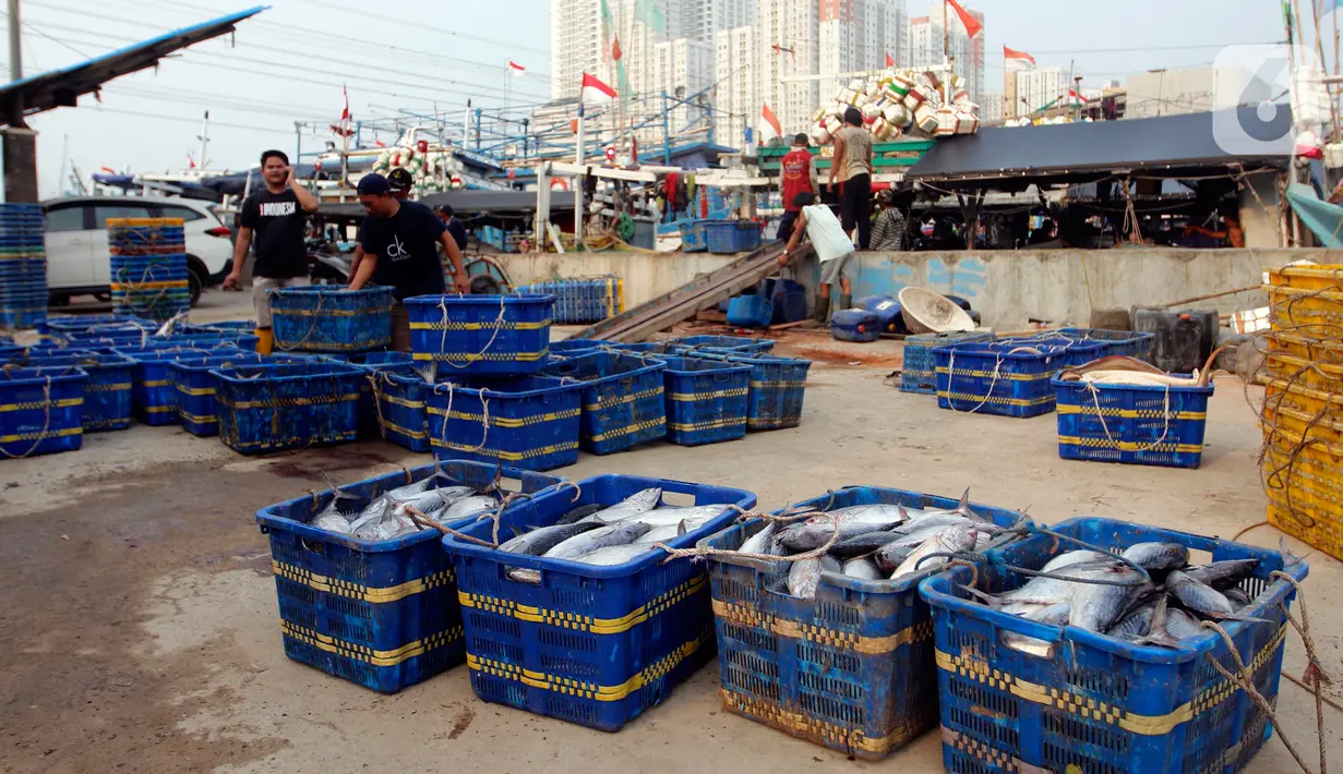 <p>Suasana nelayan saat bongkar muat ikan di TPI Muara Karang, Jakarta, Selasa (1/8/2023). Pada 2023, PT Perikanan Indonesia gencar melakukan ekspor. (Liputan6.com/Johan Tallo)</p>