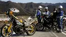 Petugas kepolisian saat menilang rombongan touring motor Bousouzoku di daerah Yamanashi, Jepang , (3/1). Mesikpun motor tahun 1950-an ini ilegal berkendara di Jepang tetapi puluhan pengemudi motor ini tetap melakukan touring. (REUTERS / Thomas Peter)