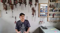 Amin Risman Ragil, pengrajin limbah berbasis resin. Dalam gelaran Suadesa Festival 2025 di Gasblock PGN Karangrejo, Magelang, menampilkan usaha mikro kecil dan menengah (UMKM) lokal yang merupakan pengrajin industri kreatif. Dari sekian banyak pengusaha UMKM yang ada di lokasi Festival, pandangan tertuju pada salah satu showroom relief patung dan wayang.