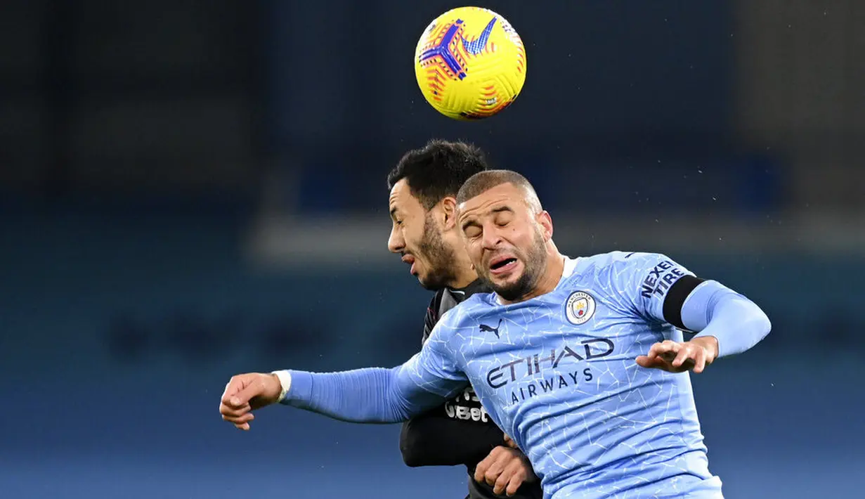Bek Manchester City, Kyle Walker, duel udara dengan pemain Burnley, Dwight McNeil, pada laga Liga Inggris di Stadion Etihad, Sabtu (28/11/2020). City menang dengan skor 5-0. (Michael Regan/Pool via AP)