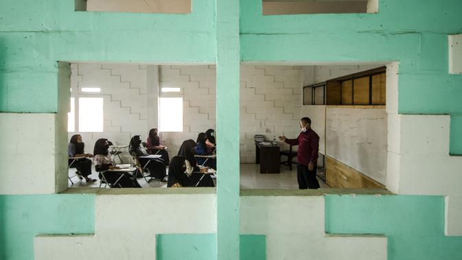 Guru mengajar siswa SMA saat pembelajaran tatap muka di Sekolah Islam Ibnu Aqil Ibnu Sina, Soreang, Bandung, Jawa Barat, Rabu (5/8/2020). Indonesia akan mengizinkan sekolah di zona hijau COVID-19 melakukan pembelajaran tatap muka di bawah protokol kesehatan yang ketat. (Xinhua/Septianjar)