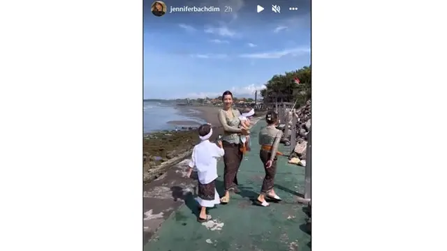 Rayakan Galungan, Ini 6 Momen Jennifer Bachdim dan Anak Pakai Baju Adat Bali