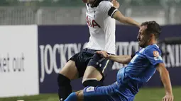 Aski Son Heung-min, (kiri) berebut bola dengan pemain Kitchee Sports Club, Daniel Cancela Rodriguez pada laga persahabatan di Hong Kong, (26/5/2017). Tottenham menang 4-1. (AP/Kin Cheung)