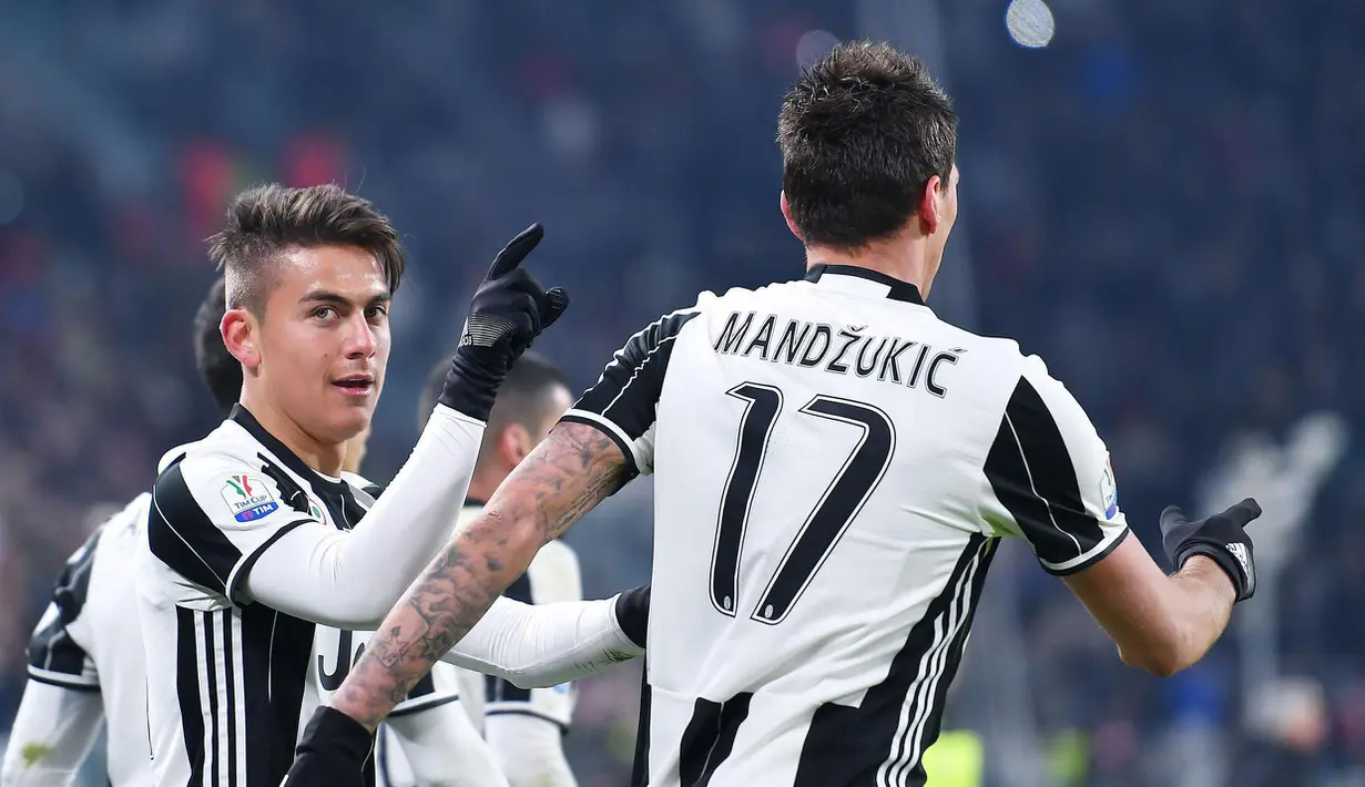 Para pemain Juventus merayakan gol Paulo Dybala (kiri) saat melawan Atalanta pada laga Coppa Italia di Juventus Stadium, Turin (11/1/2017). Juventus menang 3-2. (Alessandro Di Marco/ANSA via AP)