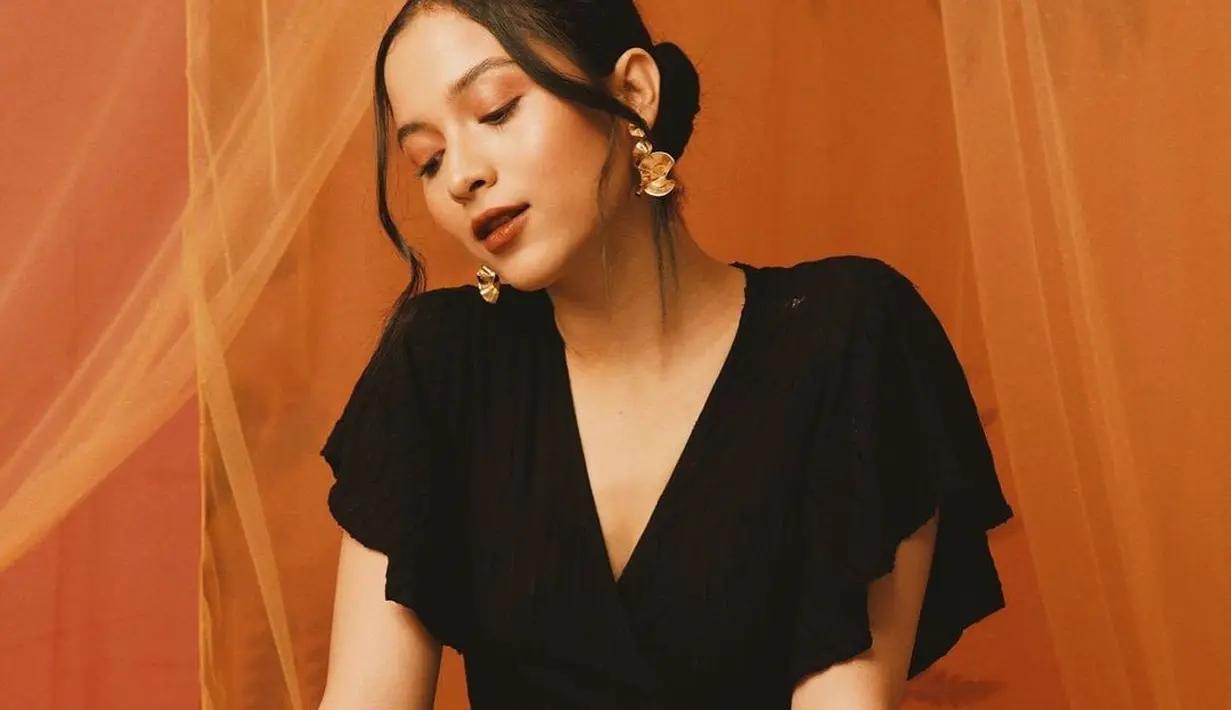 Penampilan cantik Putri Marino dengan gaya rambut low-bun. Beberapa helai rambutnya dibiarkan di bagian depan sebagai poni. [Foto: Instagram/putrimarino]