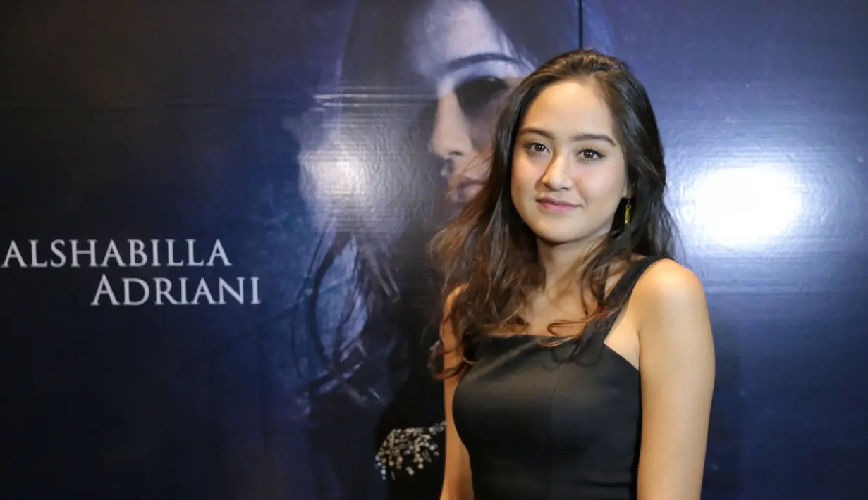 Selain antusias, perempuan yang pernah diisukan pacaran dengan Aldi CJR ini juga mengaku tertantang saat memainkan perannya di film Ghost. Untuk itu, ia perlu melakukan penyesuaian terhadap beberapa hal. (Adrian Putra/Bintang.com)