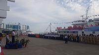 Menteri Perhubungan Budi Karya meninjau kesiapan Pelabuhan Soekarno-Hatta Makassar menyambut pemudik, Sabtu (17/6/2017). (Fauzan/Liputan6.com)