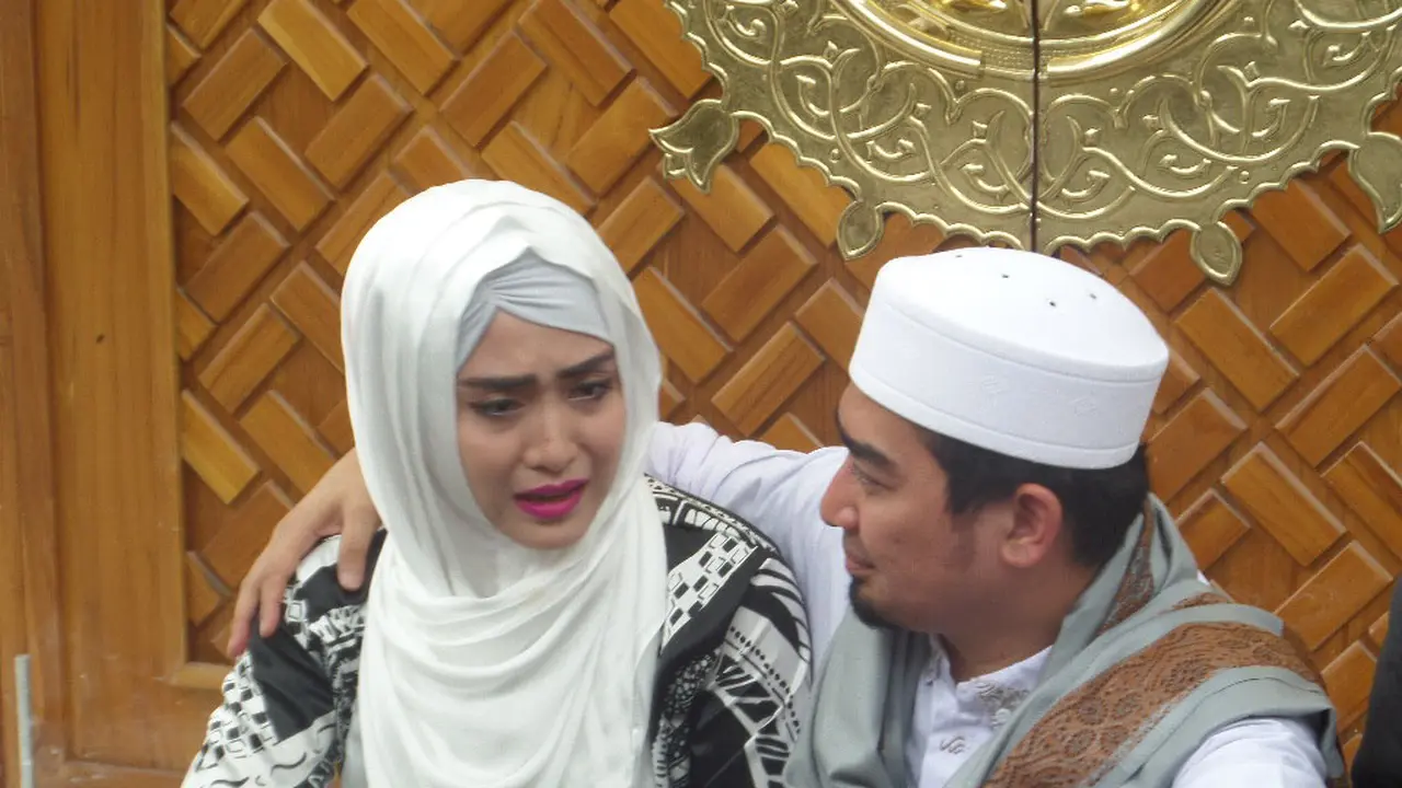 [Bintang] Ustaz Solmed dan April Jasmine