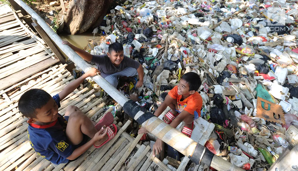 Anak-anak bermain di Sungai Kalibaru di Kampung Bambu Kuning, Bojong Baru, Bogor (12/9). Sungai yang merupakan anak Sungai Ciliwung ini letaknya hanya berjarak 3 km dari ibukota Kabupaten Bogor , Cibinong. (Merdeka.com/Arie Basuki)