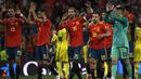 Para pemain Spanyol menyapa suporter merayakan kemenangan atas Swedia pada laga Kualifikasi Piala Eropa 2020 di Stadion Santiago Bernabeu, Madrid, Senin (10/6). Spanyol menang 3-0 atas Swedia. (AFP/Pierre-Philippe Marcou)