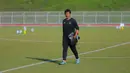 Latihan dipimpin langsung pelatih kepala Indra Sjafri. Tampak dalam foto, Pelatih Tim Nasional (Timnas) Indonesia U-22, Indra Sjafri, saat memimpin sesi latihan di Rajamangala University of Technology Lanna Stadium, Doi Saket, Chiang Mai pada Minggu (7/12/2025) sore waktu setempat. (Bola.com/Bagaskara Lazuardi)
