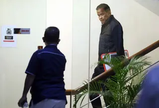 Ia juga membantah, Maktour mendapatkan kuota secara berlebihan. Tampak dalam foto, pemilik agen perjalanan haji dan umroh, Maktour Travel, Fuad Hasan Masyhur (kiri) saat akan meninggalkan Gedung Merah Putih Komisi Pemberantasan Korupsi (KPK), Jakarta, Senin (26/1/2025). (Liputan6.com/Helmi Fithriansyah)