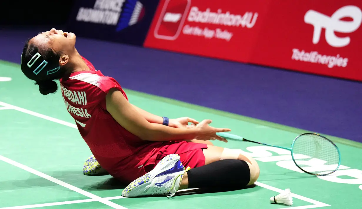 Kemenangan atas Pusarla V Shindhu mengantar Putri Kusuma Wardani lolos ke babak semifinal tunggal putri Kejuaraan Dunia 2025. (Dimitar DILKOFF/AFP)