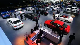 Sejumlah pengunjung saat menikmati pameran Bangkok Internasional Motor Show 2016  di Thailand, (22/3).  Pameran otomotif ini diklaim terbesar se-Asia Tenggara dan masuk dalam 10 besar dunia. (REUTERS / Chaiwat Subprasom)