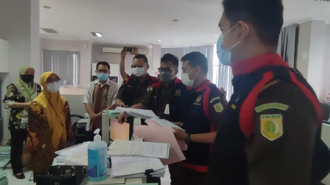 Penyidik Kejari Cilegon Geledah BPRS Cilegon Mandiri. (Kamis, 06/01/2022). (Istimewa).