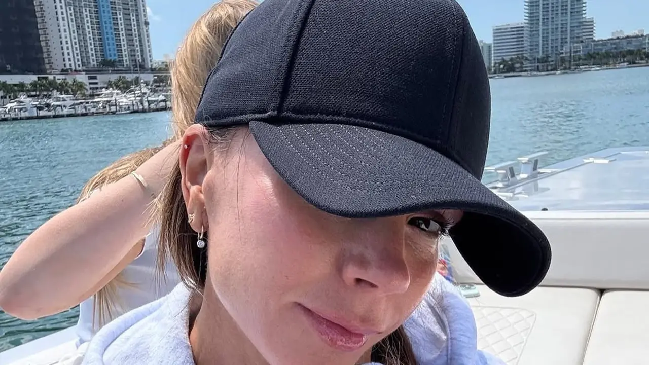 Rutinitas Skincare Simple Victoria Beckham yang Jadi Rahasia Glowing di Usia 51 Tahun