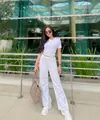 White on white ala Bella Bonita. Kaus putih polos lengan pendek dipadu Bella dengan celana jeans panjang berwarna putih. Foto: Instagram.