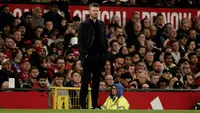 Pelatih kepala Manchester United, Michael Carrick, bereaksi saat pertandingan putaran ketiga Piala Liga Inggris (Carabao Cup) antara Manchester United dan Brighton and Hove Albion di Manchester, Inggris, Kamis (17-9-2026) dini hari WIB 2026. (Foto AP/Dave Thompson)