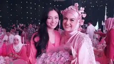 Irish Bella diketahui baru saja meluncurkan produk skincare. Para sahabat termasuk rekan artis pun tampak hadir di momen peluncuran tersebut, tak terkecuali Asmirandah. (Liputan6.com/IG/@asmirandah89)