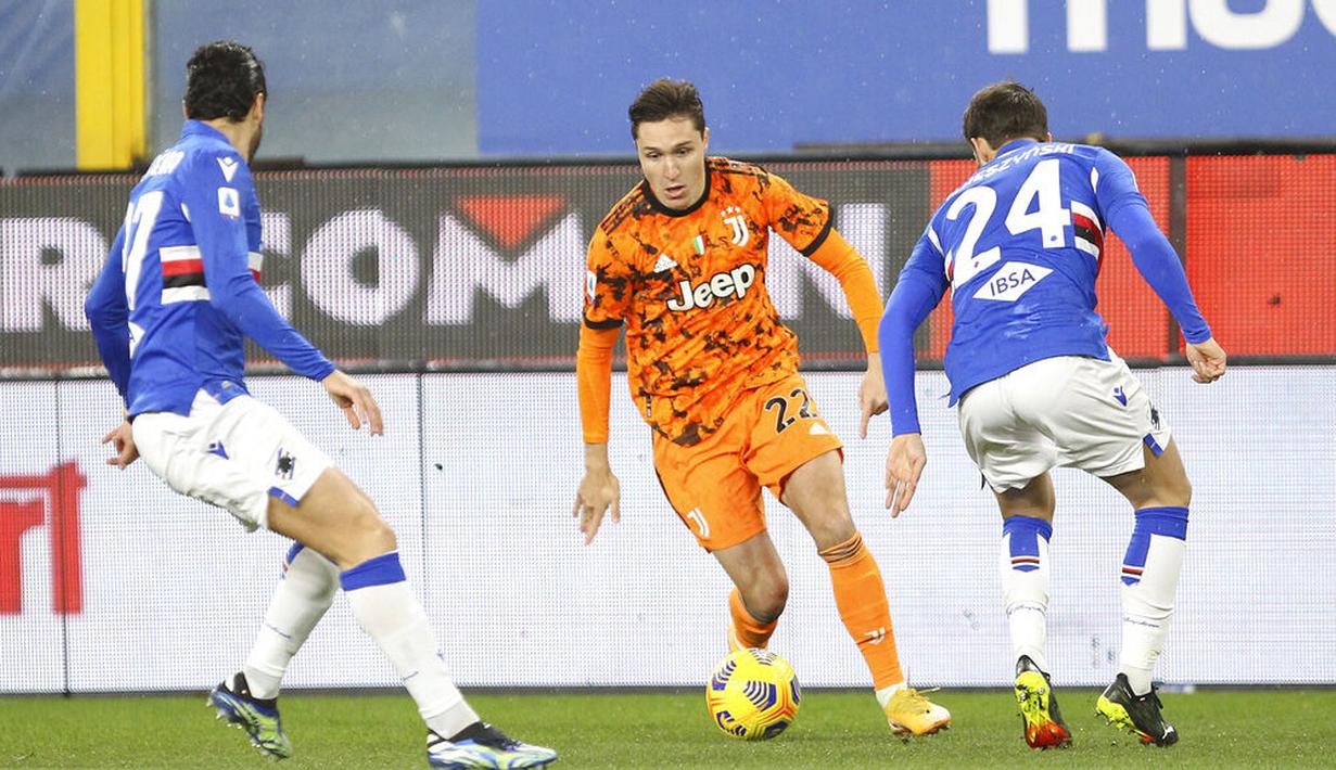 Pemain Juventus, Federico Chiesa, berusaha melewati pemain Sampdoria pada laga Liga Italia di Stadion Luigi Ferraris, Sabtu (30/1/2021). Juventus menang dengan skor 2-0. (Tano Pecoraro/LaPresse via AP)
