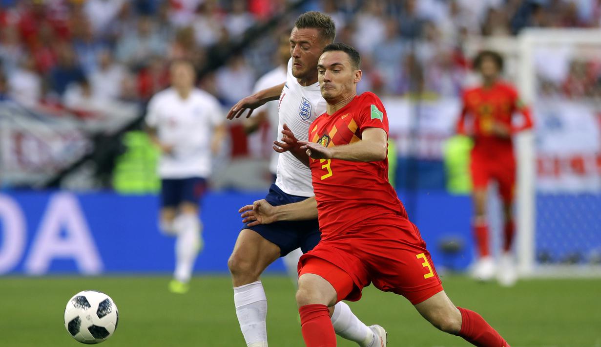 Striker Inggris, Jamie Vardy, berebut bola dengan bek Belgia, Thomas Vermaelen, pada laga grup G Piala Dunia di Stadion Kaliningrad, Kaliningrad, Rabu (28/6/2018). Belgia menang 1-0 atas inggris. (AP/Alastair Grant)