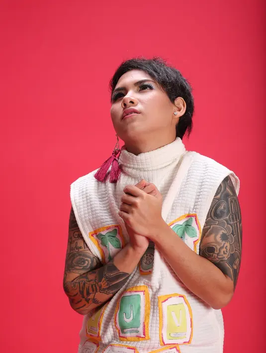 "Itu salah satu alasan saya. Karena itu saya menjadi tenang sampai akhirnya saya tahu yang dia inginkan dari pernikahan saya. Mungkin memang ini cara dari Allah. Karena segala sesuatu yang dipaksakan itu gak baik," lanjutnya. (Bambang E. Ros/Bintang.com) 