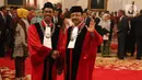 Hakim Mahkamah Konstitusi,  Suhartoyo dan Daniel Yusmic Pancastaki berfoto bersama usai pelantikan di Istana Negara, Jakarta, Selasa (7/1/2020). Presiden Joko Widodo (Jokowi) melantik Suhartoyo dan Daniel Yusmic Pancastaki Foekh sebagai Hakim Konstitusi periode 2020-2025. (Liputan6.com/Angga Yuniar)