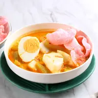 Lontong sayur makanan khas/copyright shutterstock/Ika Rahma H