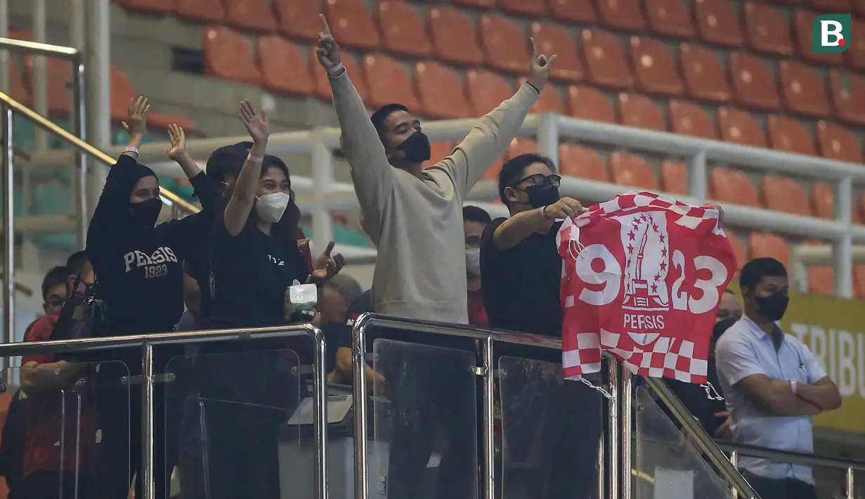 Direktur utama Persis Solo, Kaesang Pangarep dan sejumlah tamu VIP merayakan kemenangan 2-1 atas Martapura Dewa United usai berakhirnya laga semifinal Liga 2 2021 di Stadion Pakansari, Bogor, Senin (27/12/2021). (Bola.com/Bagaskara Lazuardi)