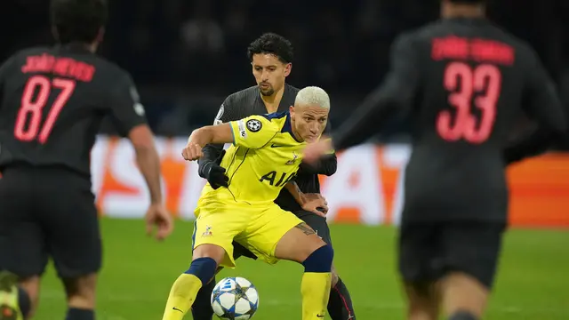 Richarlison berebut bola dengan Marquinhos