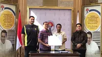 Penandatanganan nota kesepahaman antara Kementerian Pemuda dan Olahraga (Kemenpora) dengan PSSI selaku federasi sepak bola Indonesia menjadi bukti komitmen pemerintah mengucurkan dana jelang menyambut Piala Dunia U-17 2023. (Liputan6.com/Melinda Indrasari)