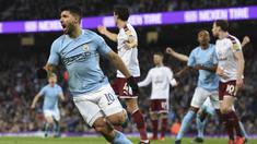 Striker Manchester City, Sergio Aguero, merayakan gol yang dicetaknya ke gawang Burnley pada laga Piala FA di Stadion Etihad, Manchester, Sabtu (6/1/2018). City menang 4-1 atas Burnley. (AFP/Oli Scarff)