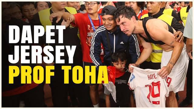 Berita Video, momen suporter mendapatkan jersey Thom Haye setelah laga Indonesia Vs Australia pada Selasa (10/9/2024)
