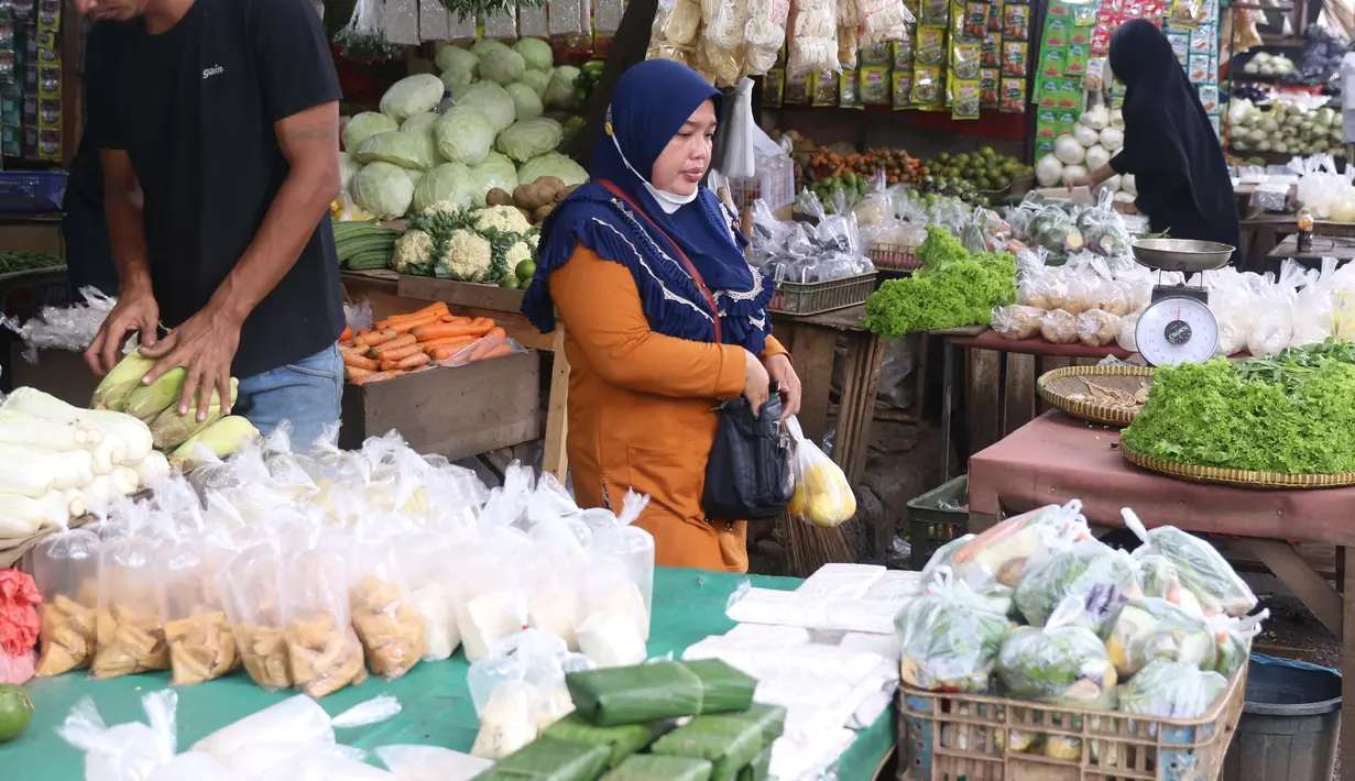 Aktivitas jual beli bahan pokok di pasar kawasan Tangerang, Senin (7/2/2022). Ekonom Centre for Strategic and International Studies (CSIS) meminta pemerintah bisa mengantisipasi ketersediaan bahan pokok seiring peningkatan kasus COVID-19 varian Omicron. (Liputan6.com/Angga Yuniar)