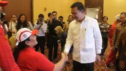 Menpora, Imam Nahrawi bersalaman dengan Presiden National Paralympic Committee (NPC) Indonesia, Senny Marbun dalam acara pelepasan kontingen Indonesia ke ASEAN Paragames 2017 di Hotel Lorin Solo, Selasa (12/9/2017). (Bola.com/Ronald Seger)