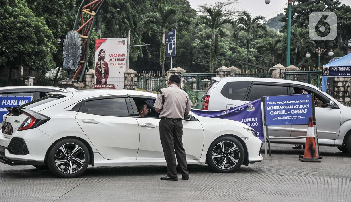 Petugas mensosialisasikan calon pengunjung saat pemberlakuan ganjil genap di Taman Margasatwa Ragunan, Jakarta, Minggu (24/10/2021). Pemprov DKI melalui Dinas Perhubungan DKI Jakarta memberlakukan sistem ganjil genap di tiga tempat wisata. (merdeka.com/Iqbal S. Nugroho)