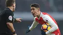 Pemain Arsenal, Gabriel melakukan protes kepada wasit saat laga melawan Burnley FC pada lanjutan Premier League di Emirates Stadium, London, (22/1/2017). Arsenal menang 2-1. (EPA/Facundo Arrizabalaga)