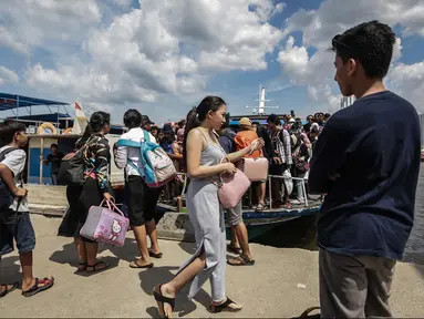 Penumpang turun dari kapal wisata usai berlibur perayaan pergantian Tahun Baru 2018 di Pelabuhan Kali Adem, Jakarta, Senin (1/1). Warga padati Kali Adem usai liburan Tahun Baru dari Kepulauan Seribu. (Liputan6.com/Faizal Fanani)