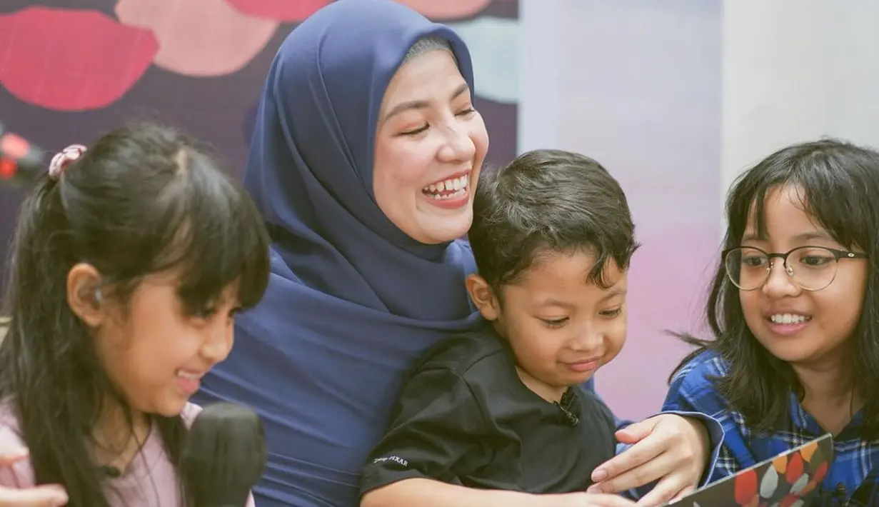 Lebih dari itu, kehadiran anak-anak Natasha Rizky menjadi semangat tersendiri menyaksikan perjuangannya menyusun buku akhirnya selesai. Meskipun tak ada sosok Desta ikut memeriahkan hadir di tengah acara. (Liputan6.com/IG/@natasharizkynew)