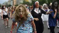  Para peserta memakai kostum ala Zombie saat Parade Zombie di Praha, Ceko, Sabtu (24/05/2014) (AFP PHOTO/Michal Cizek)