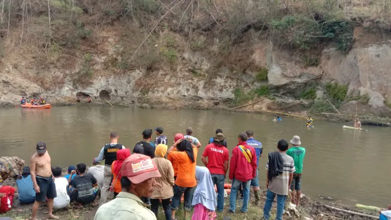 Beberapa masyarakat tengah menyaksikan proses pencarian dua pelajar asal Cibatu yang hanyut di sungai Cimanuk Garut, Jawa Barat