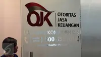 Petugas saat bertugas di Kantor Otoritas Jasa Keuangan (OJK), Jakarta. (Liputan6.com/Angga Yuniar)