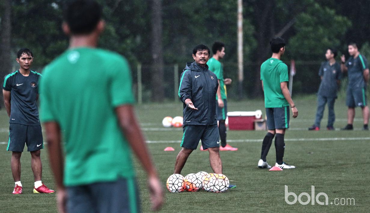 Pelatih Indra Sjafri memberikan arahan kepada para pemain Timnas Indonesia U-19 yang sedang mengikuti seleksi tahap pertama di Lapangan National Youth Training Center, Depok, Rabu (1/3/2017). (Bola.com/Nicklas Hanoatubun) 