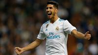 Pemain Real Madrid, Marco Asensio berselebrasi setelah mencetak gol ke gawang Eibar dalam lanjutan La Liga pekan kesembilan di Stadion Santiago Bernabeu, Minggu (22/10). Madrid menang tiga gol tanpa balas. (AP/Francisco Seco)