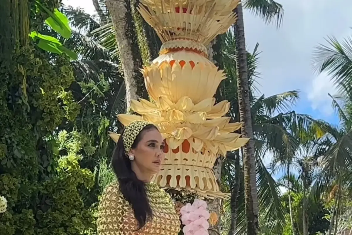 Luna Maya saat Prosesi Siraman dan Sungkeman