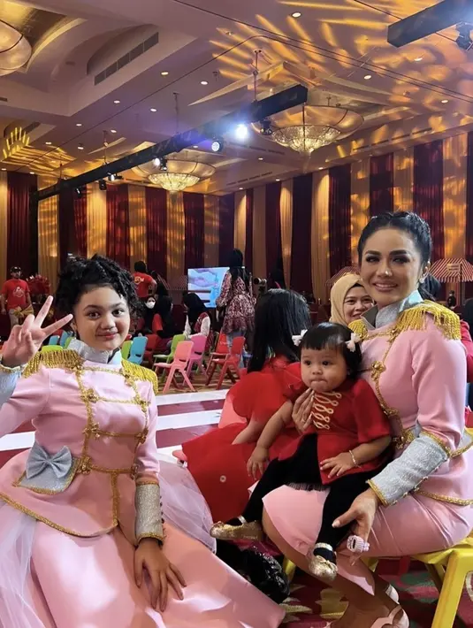 Sebagai nenek Krisdayanti pun hadir bersama Amora ke ulang tahun Ameen. Keduanya tampil kompak mengenak baju pink bergaya marching band. (@krisdayantilemos)