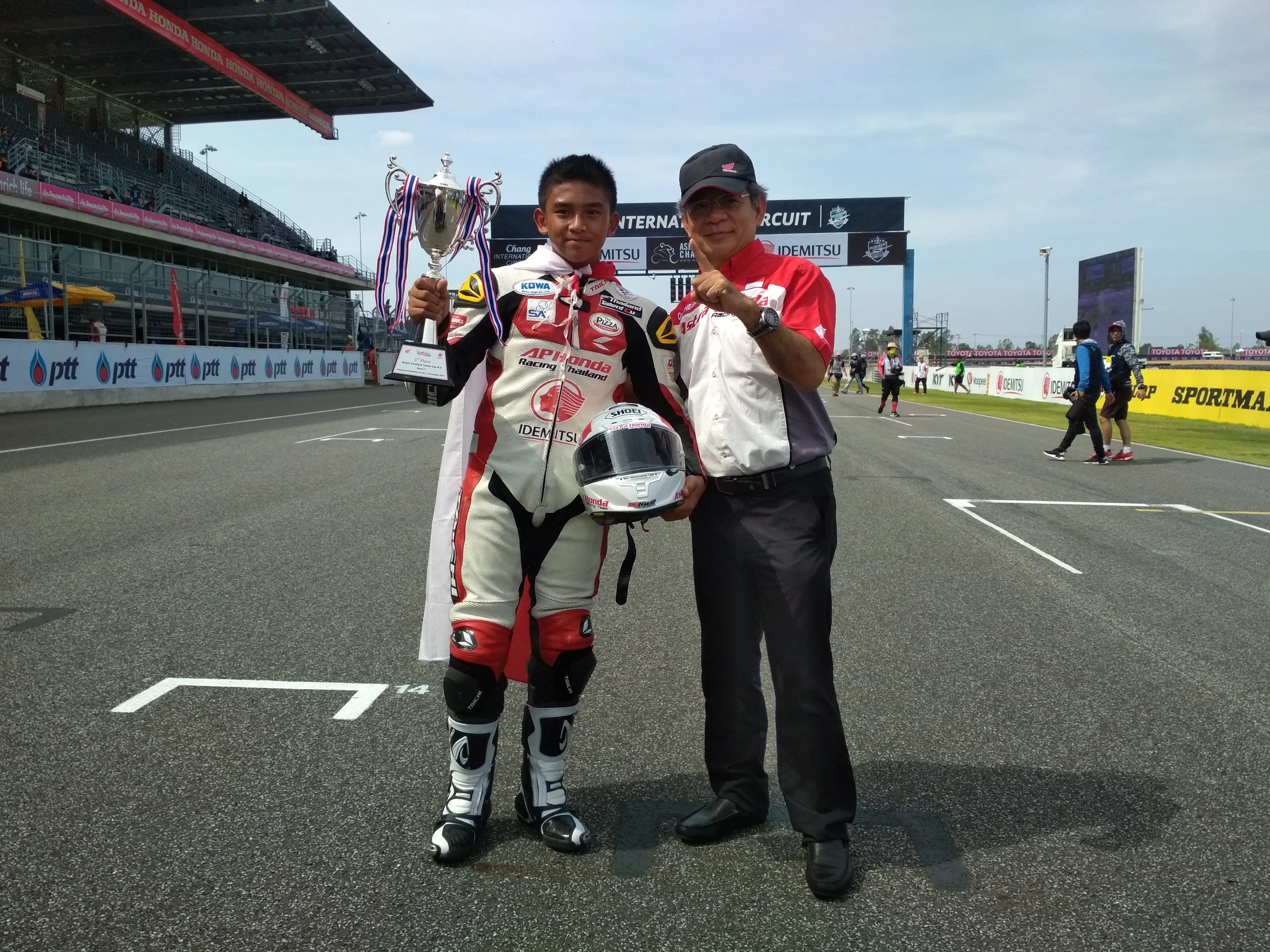 Pebalap Astra Honda Racing School, Mario Suryo Aji, finis ketiga pada balapan pertama Thailand Talent Cup di Sirkuit Buriram, Sabtu (2/12/2017). (Bola.com)