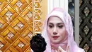 Kesedihan begitu dirasakan oleh Marini saat lebaran. Perbedaan begitu dirasakan oleh Marini setelah kepergian ayahnya untuk selama-lamanya saat kumpul keluarga saat lebaran. (Adrian Putra/Bitang.com)